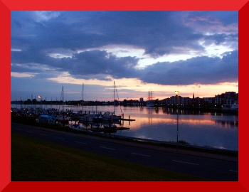 [Une photo de Wilhelmshaven avec un cadre rouge]