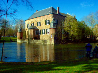 [La photo de Kasteel Erenstein après l'application de l'extension de couleurs]